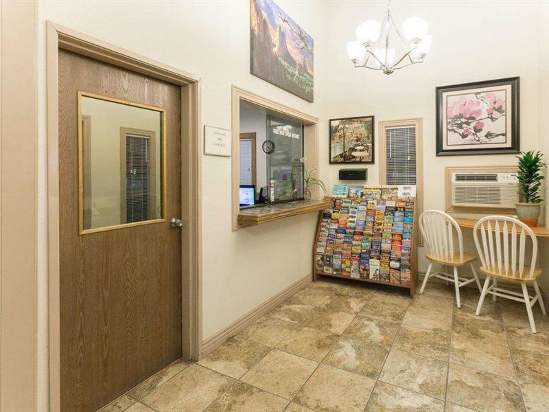 Super 8 By Wyndham Colorado Springs Peterson Space Force Cimarron Hills Exteriör bild