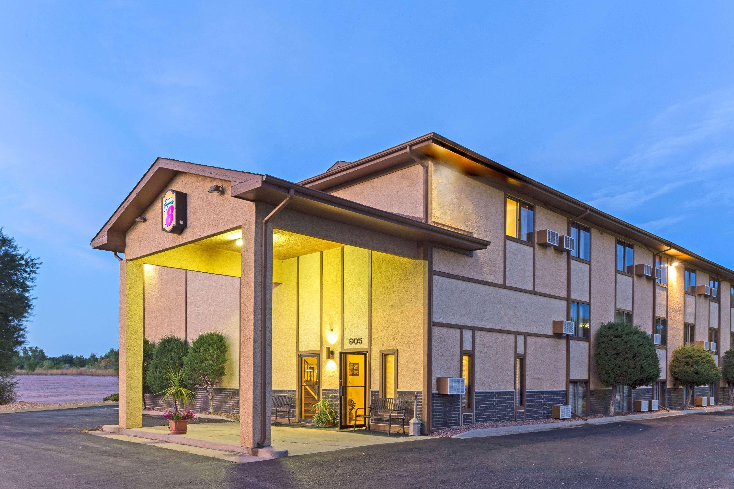 Super 8 By Wyndham Colorado Springs Peterson Space Force Cimarron Hills Exteriör bild